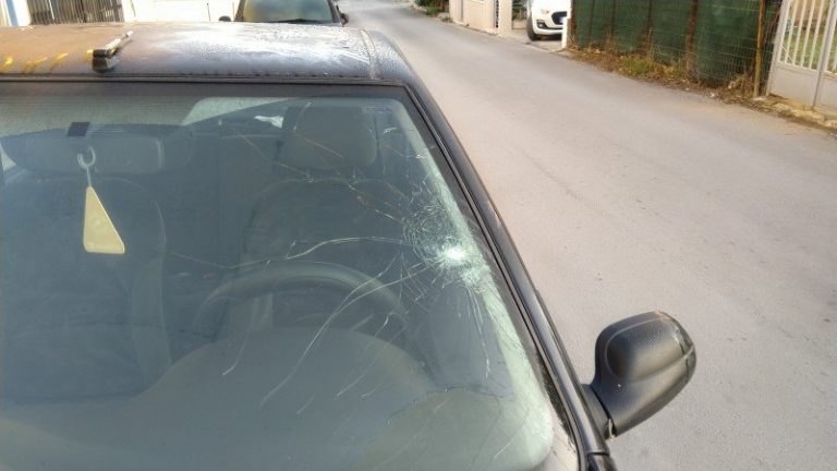 Χανιά: Αδέσποτη σφαίρα έσπασε το παρμπρίζ (φωτο)