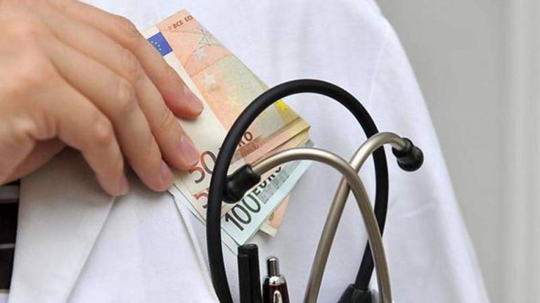 Κρήτη: Επ' αυτοφώρω σύλληψη χειρουργού για φακελάκι - Κρατούσε 400 ευρώ