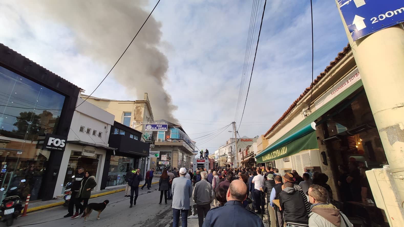 Μεγάλη φωτιά σε εξέλιξη στο κέντρο των Χανίων - Καταστράφηκε ολοσχερώς καφετέρια (φωτο)