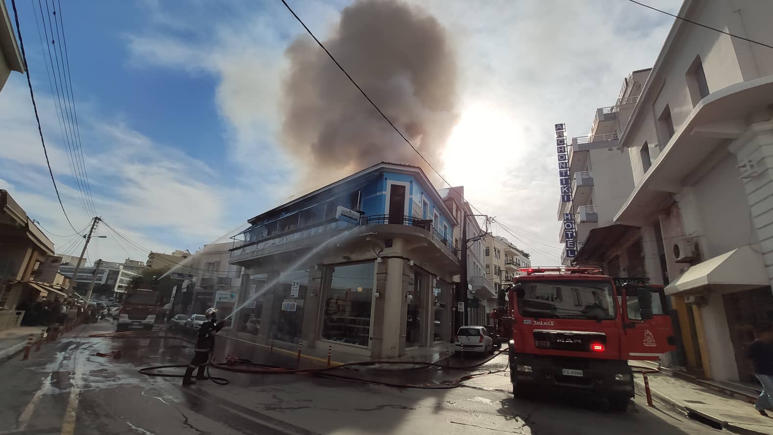 Μεγάλη φωτιά σε εξέλιξη στο κέντρο των Χανίων - Καταστράφηκε ολοσχερώς καφετέρια (φωτο)