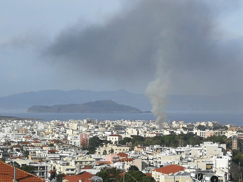 Μεγάλη φωτιά σε εξέλιξη στο κέντρο των Χανίων - Καταστράφηκε ολοσχερώς καφετέρια (φωτο)