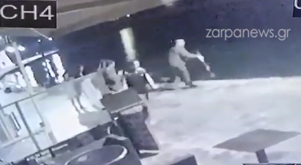 Πέταξαν στη θάλασσα ηλεκτρικό πατίνι στο λιμάνι των Χανίων (video)
