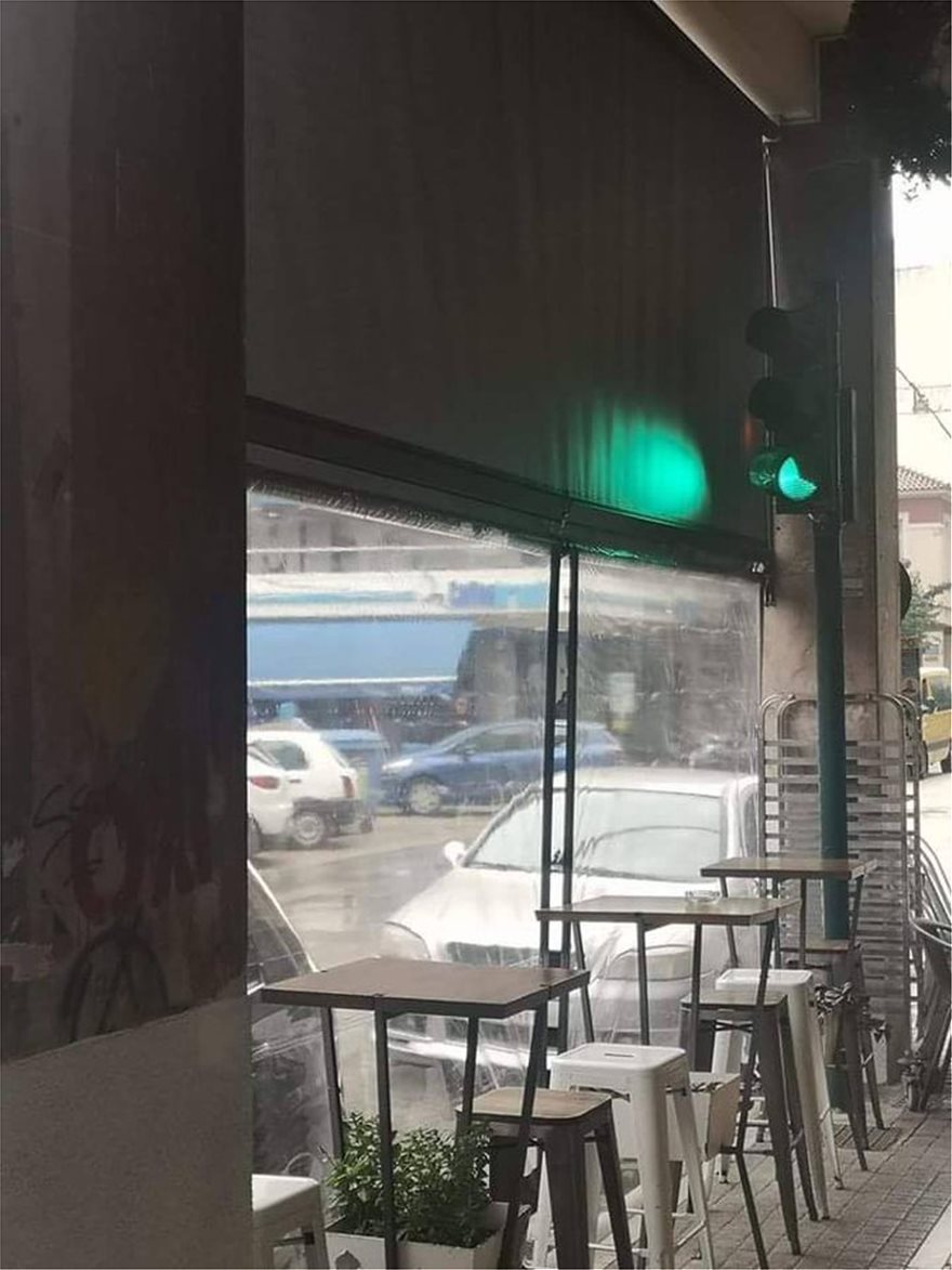 Απίστευτο κι όμως Ελληνικό: Φανάρι βρίσκεται μέσα σε... καφετέρια (φωτο)
