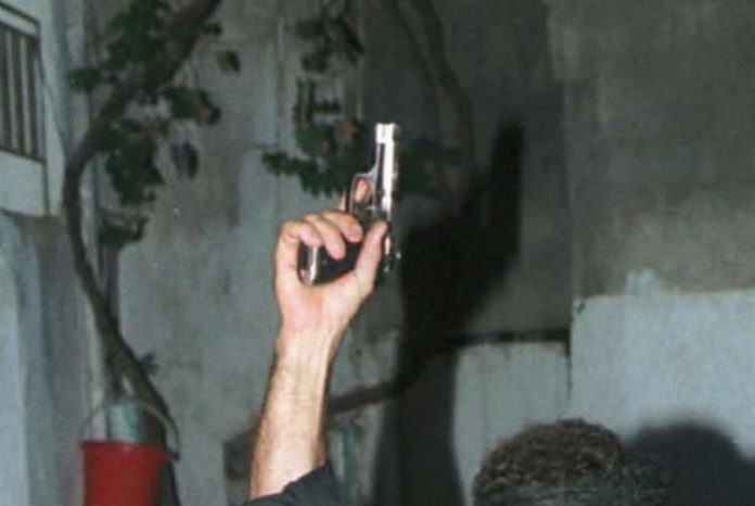 Έπαιζε μπαλωθιές στο γάμο και τον κλείσανε μέσα