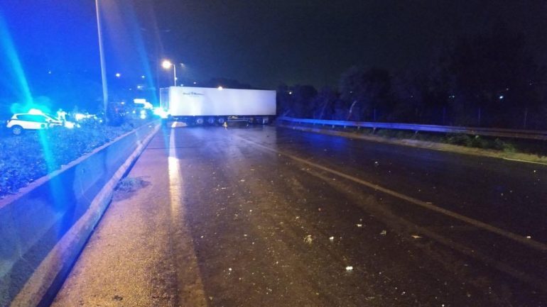 Τρελή πορεία νταλίκας, τα ξημερώματα, στην Εθνική! (φωτο)