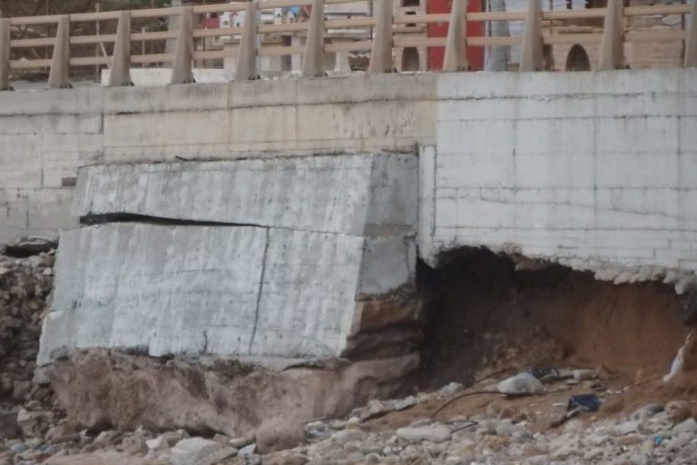 Χανιά: Τα κύματα «τρώνε» την Παλιά Εθνική Οδό στον Κάτω Σταλό (φωτο)