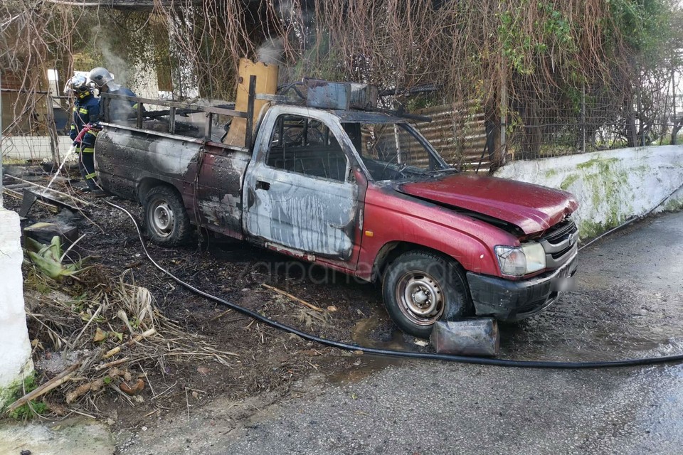 Χανιά: Αγροτικό τυλίχτηκε στις φλόγες (φωτο)