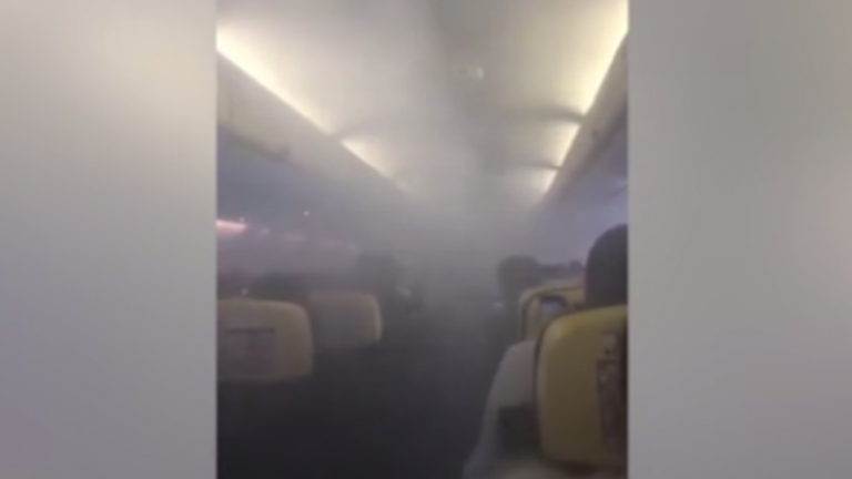 Τρόμος με πτήσης της Ryanair - Γέμισε με καπνό η καμπίνα αεροσκάφους (video)