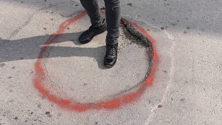 Χανιά: Βουλιάζει δρόμος σε κεντρικό σημείο - Μοτοσικλετιστής παρ’ ολίγο να τραυματιστεί (φωτο)