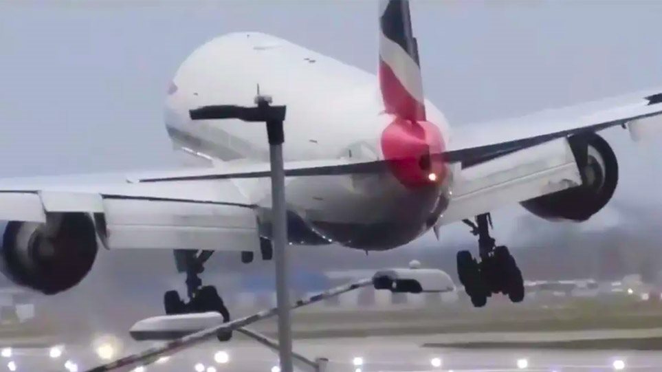 Κακοκαιρία παρέσυρε τρία αεροπλάνο με διαφορετική κατάληξη (video)