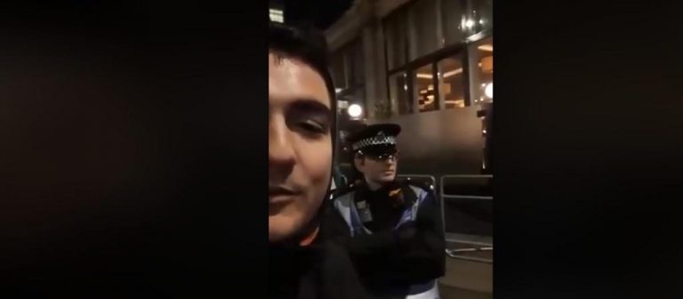 Νεαρός Έλληνας βρίζει Βρετανό αστυνομικό και εκείνος του απαντά σε άπταιστα ελληνικά (video)
