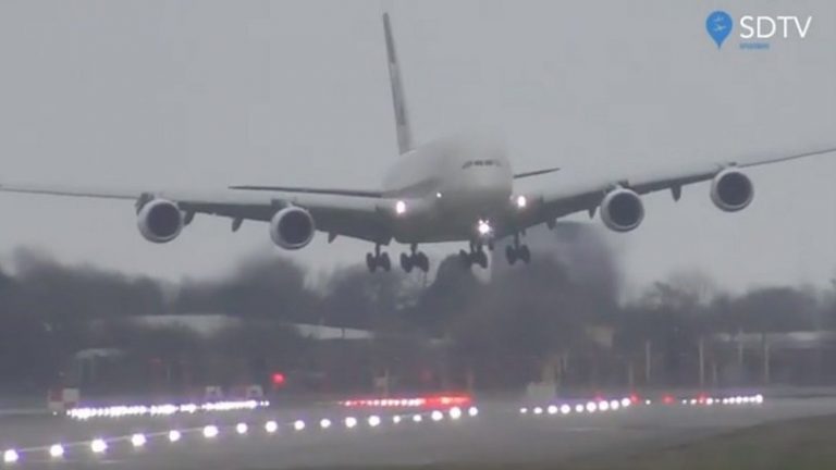 Η συγκλονιστική προσγείωση ενός Airbus A380 της Etihad εν μέσω του κυκλώνα «Ντένις» (video)
