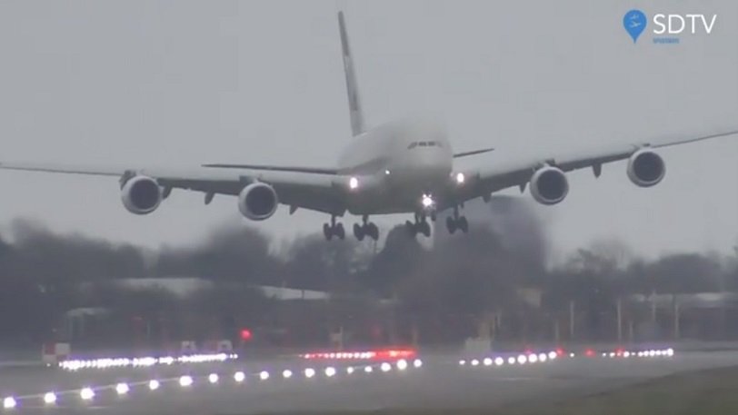 Η συγκλονιστική προσγείωση ενός Airbus A380 της Etihad εν μέσω του κυκλώνα «Ντένις» (video)