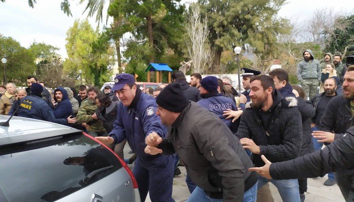 Φονικό στην Κρήτη: Επεισόδια στη Νεάπολη - έσπασαν το τζάμι περιπολικού (φωτο)