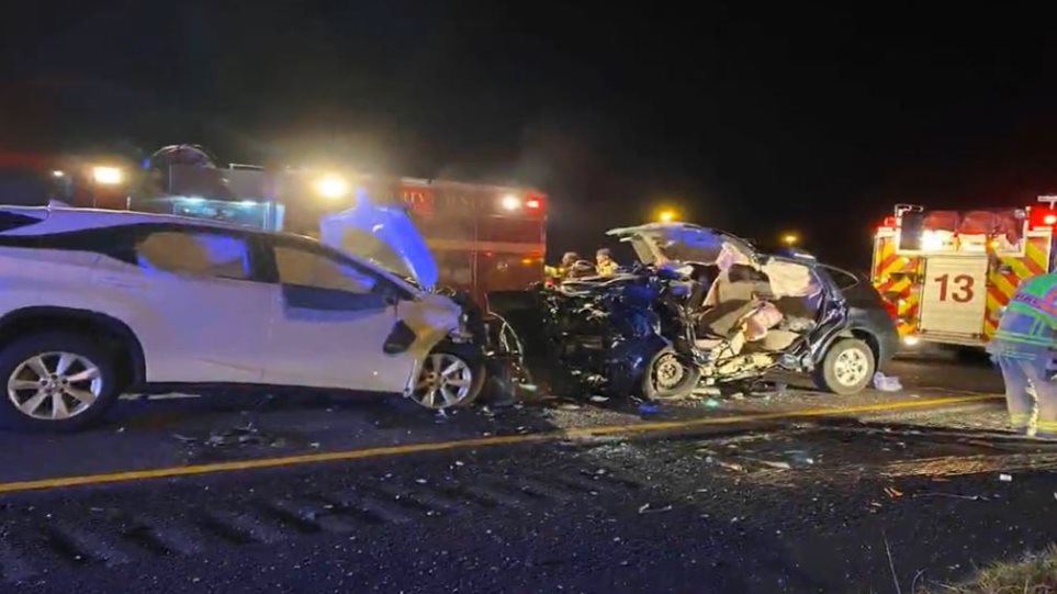 Ξεκληρίστηκε οικογένεια σε τροχαίο - Το άλλο όχημα πήγαινε ανάποδα σε αυτοκινητόδρομο (φωτο)