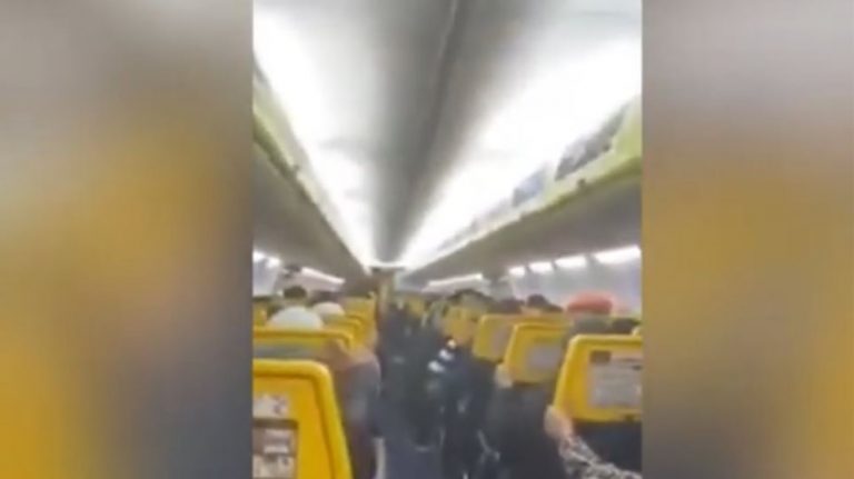 Πτήση τρόμου της Ryanair - Προσευχές και κλάματα ενώ το αεροπλάνο κλυδωνίζεται (video)