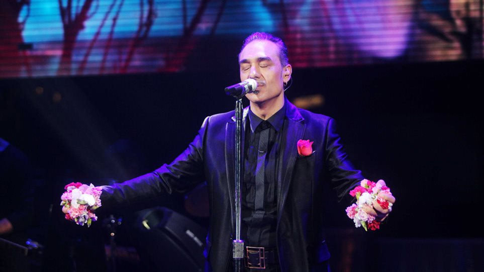 Ο Νότης Σφακιανάκης κατέρρευσε επί σκηνής (video)