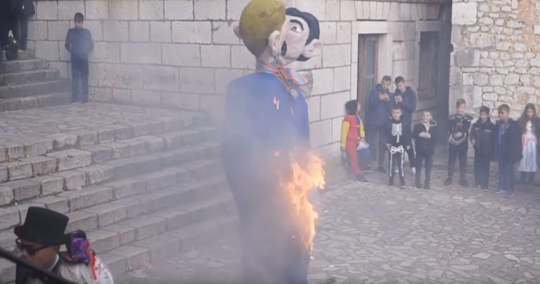 Πυρπόλησαν ομοίωμα γκέι ζευγαριού με παιδί και ο κόσμος επευφημούσε (video)