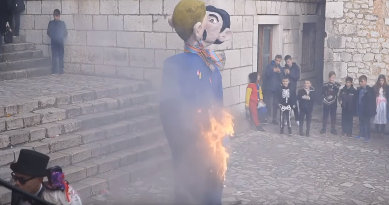 Πυρπόλησαν ομοίωμα γκέι ζευγαριού με παιδί και ο κόσμος επευφημούσε (video)