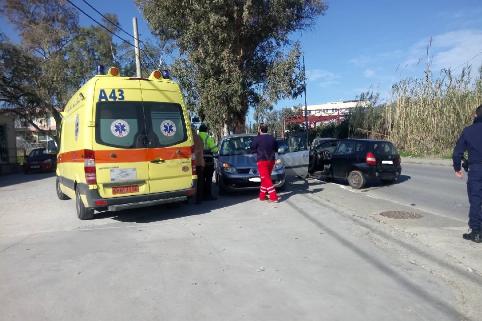 Χανιά: Σύγκρουση δύο οχημάτων στην Λεωφόρο Σούδας (φωτο)