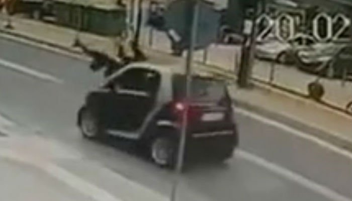 Κρήτη: Αυτοκίνητο παρέσυρε μητέρα και παιδί - Σοκαριστικό βίντεο