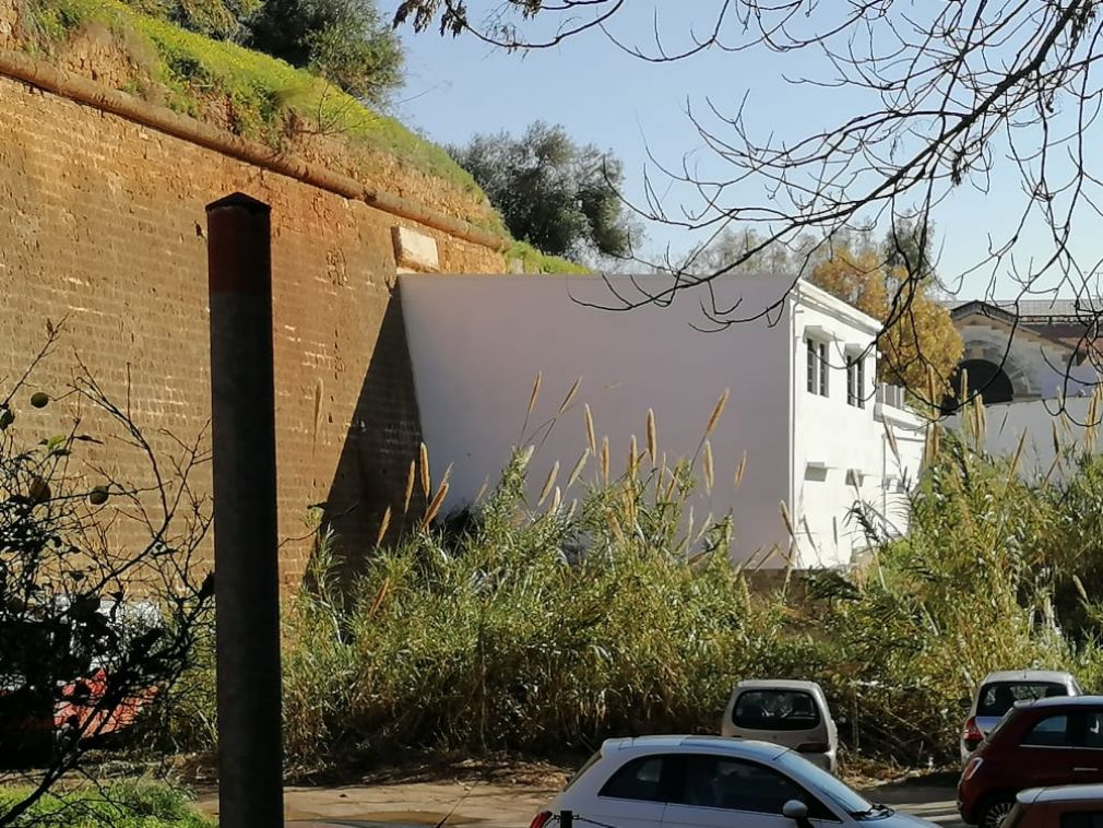 Χανιά: Απίστευτο... κτίσμα “αγκαλιάζει” τα Ενετικά τείχη που δήθεν προστατεύονται!