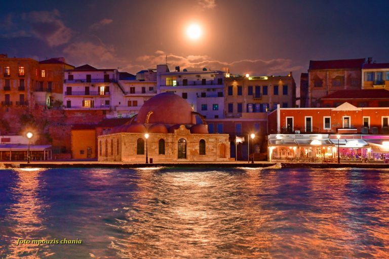 Μαγευτική η υπερπανσέληνος στα Χανιά (φωτο)