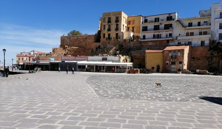 Χανιά: Ο κορωνοϊός έβαλε «λουκέτο» στο ενετικό λιμάνι των Χανίων (φωτο)