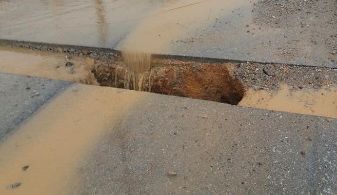 Κρήτη: Δρόμος άνοιξε και είναι έτοιμος να ’’καταπιεί’’ οχήματα (φωτο)