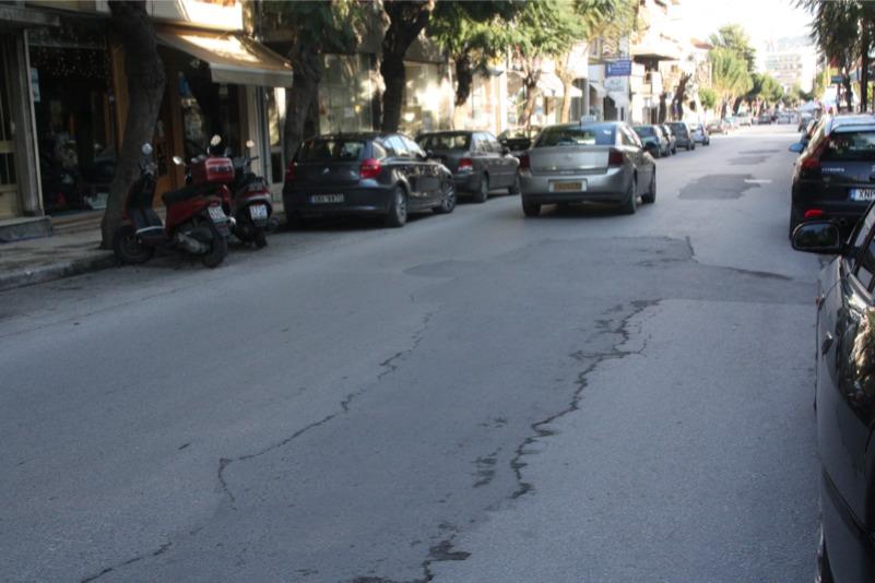 Χανιά: Εργασίες ανακατασκευής ασφαλτοτάπητα στην οδό Κυδωνίας