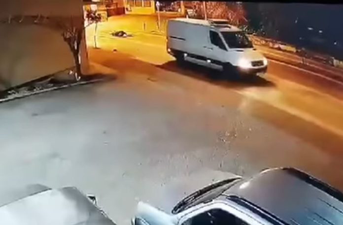 Κρήτη: Πρωτοφανής αδιαφορία για θύμα τροχαίου - Περνούσαν δίπλα της και δεν σταματούσαν (video)