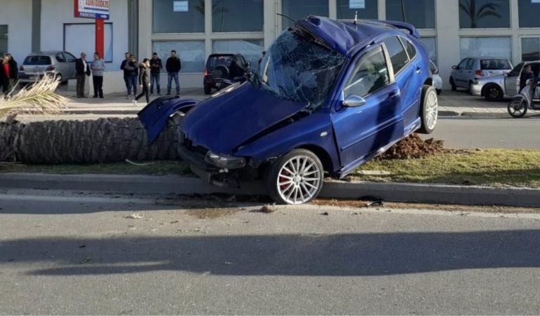Τρομακτικό τροχαίο στην Κρήτη - Αυτοκίνητο ξερίζωσε φοίνικα - Ένα άτομο στο νοσοκομείο (φωτο)