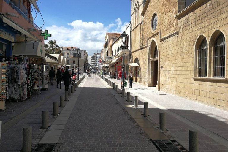 Χανιά: Φεύγουν τα κολωνάκια από τον πεζόδρομο της Χάληδων (φωτο)