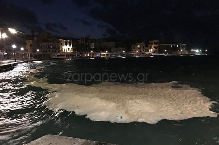 Χανιά: Γέμισε λύματα το ενετικό λιμάνι και η Νέα Χώρα (φωτο)