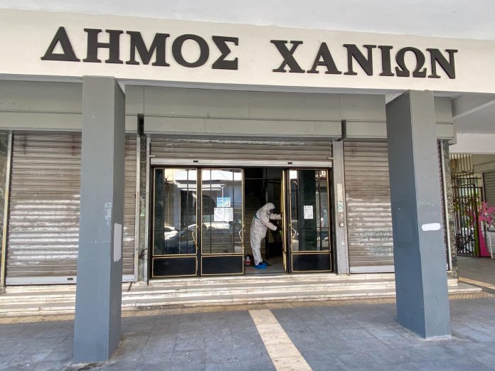 Χανιά: Καθημερινές απολυμάνσεις στις υπηρεσίες και τα οχήματα (φωτο)