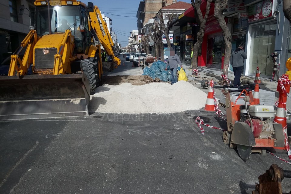 Χανιά: Βρήκαν βόθρο ενώ ανακατασκευάζουν τα πεζοδρόμια της Κυδωνίας (φωτο)