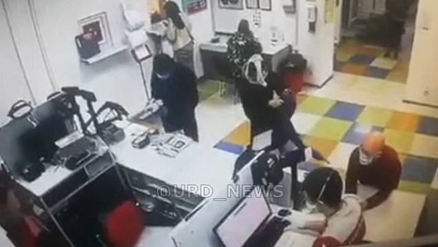 Έβγαλε το εσώρουχο της μέσα στο ταχυδρομείο για να το κάνει μάσκα ώστε να εξυπηρετηθεί (video)