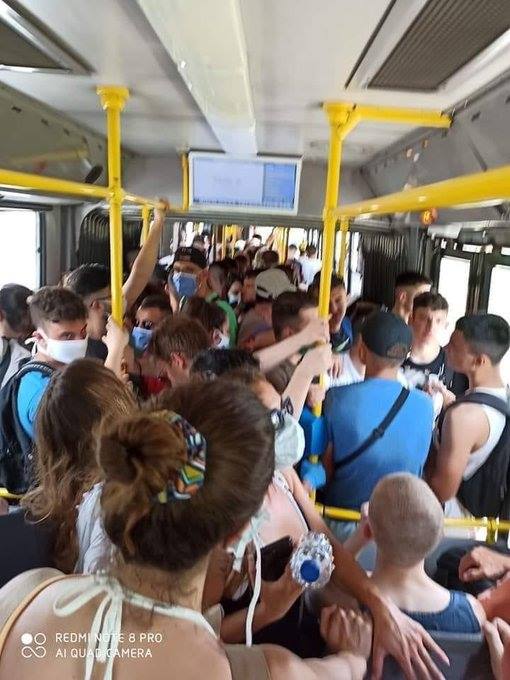 Απίθανη φωτογραφία: Του... συνωστισμού το κάγκελο στο λεωφορείο για παραλία!