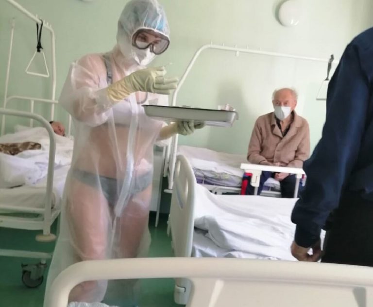 Νοσοκόμα εμφανίστηκε με εσώρουχα κάτω από την προστατευτική στολή! (φωτο)