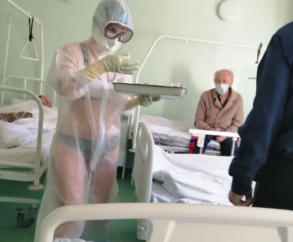 Νοσοκόμα εμφανίστηκε με εσώρουχα κάτω από την προστατευτική στολή! (φωτο)