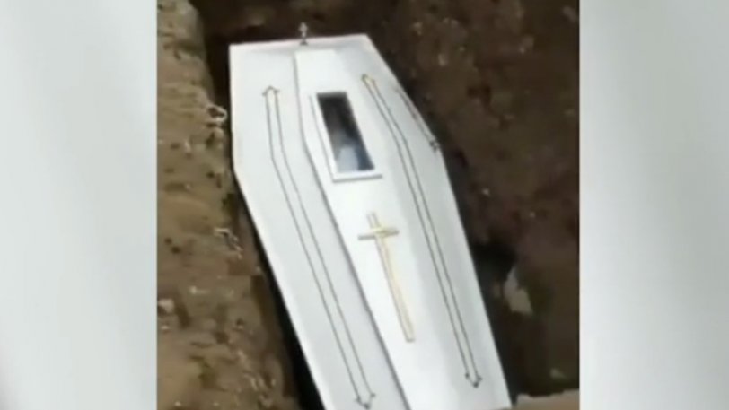 Viral βίντεο δείχνει πεθαμένο να κουνιέται την ώρα της κηδείας του!