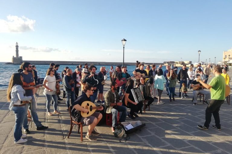 Χανιά: Πρωτότυπη διαμαρτυρία των μουσικών για την απουσία στήριξης (video)