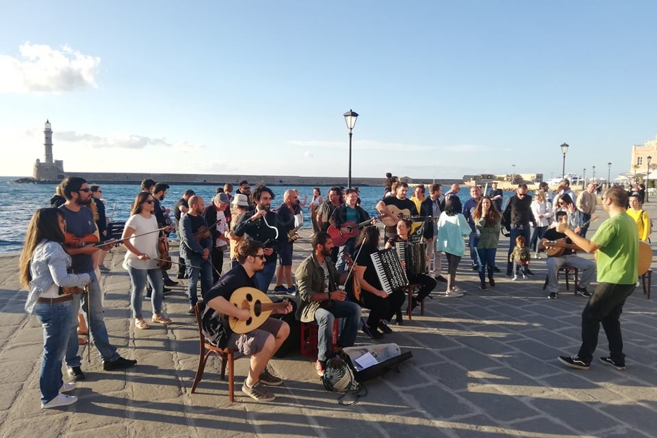 Χανιά: Πρωτότυπη διαμαρτυρία των μουσικών για την απουσία στήριξης (video)