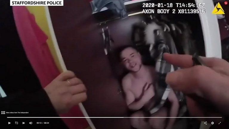 Αστυνομικός βρίσκει ληστή κρυμμένο με το εσώρουχο στην ντουλάπα και αυτός βάζει τα γέλια (video)