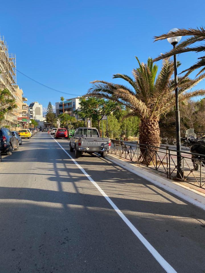 Χανιά: Έπεσαν οι πρώτες κλήσεις για στάθμευση στον ποδηλατόδρομο (φωτο)