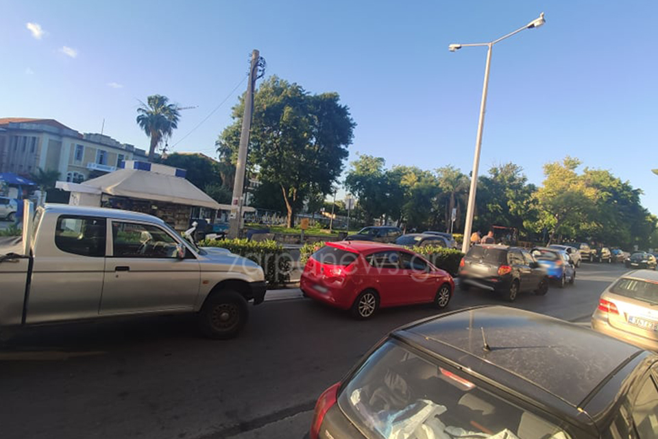 Χανιά: Καραμπόλα με τέσσερα αυτοκίνητα στο κέντρο της πόλης (φωτο)