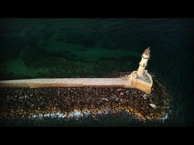 Χανιά: Δείτε εντυπωσιακά πλάνα από το καθαρισμός του ενετικού λιμένα (video)