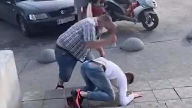 Άνδρας έδειρε υπάλληλο σούπερ μάρκετ με λουκάνικο! (video)