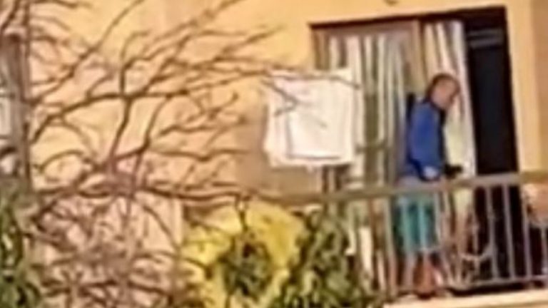 Βίντεο σοκ - Άντρας ξυλοκοπά στο μπαλκόνι τη σύντροφό του και τον σκύλο τους