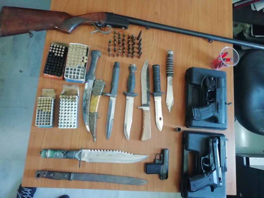 Συνελήφθη αρματωμένος Χανιώτης - Έκρυβε, πιστόλια, σφαίρες και μαχαίρια στο σπίτι του (φωτο)